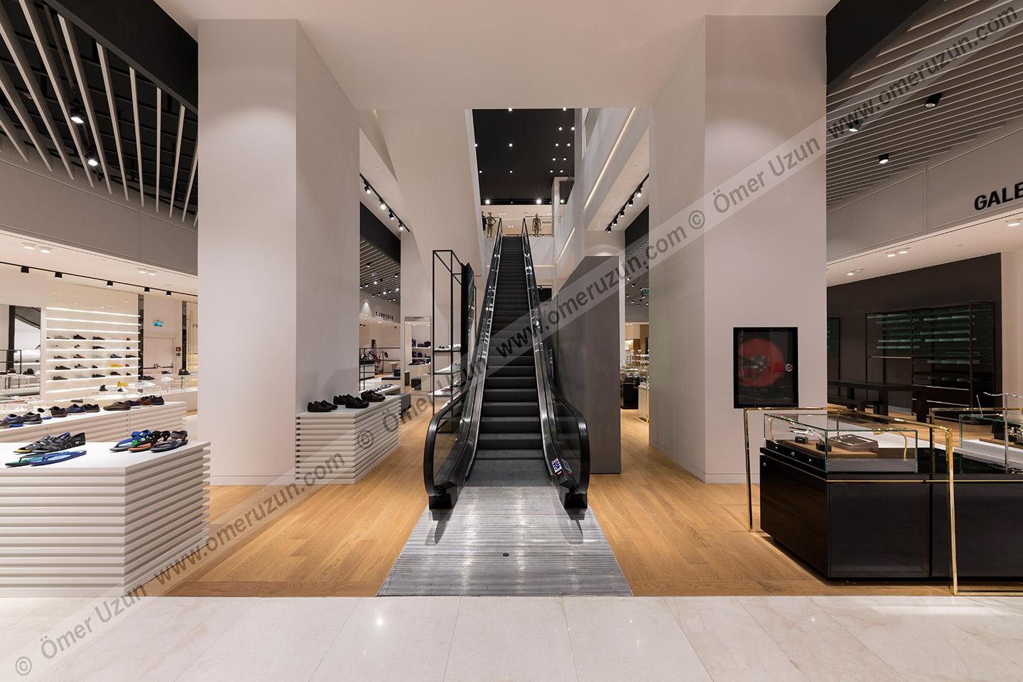 Galeries Lafayette mağaza içi yürüyen merdiven