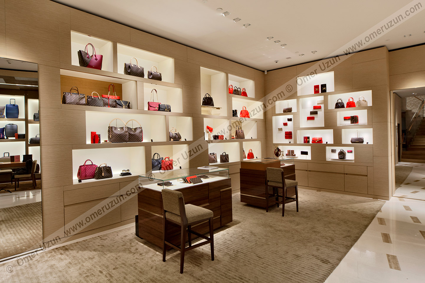 Louis Vuitton İstinye çanta reyonu vitrinler ve tezgah