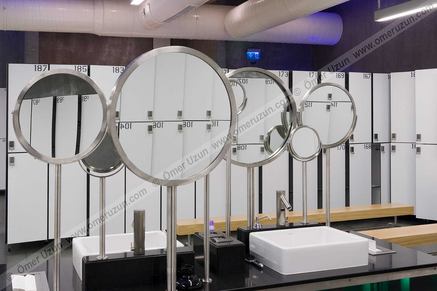 MAC Gym Istanbul mirrors close up and lockers