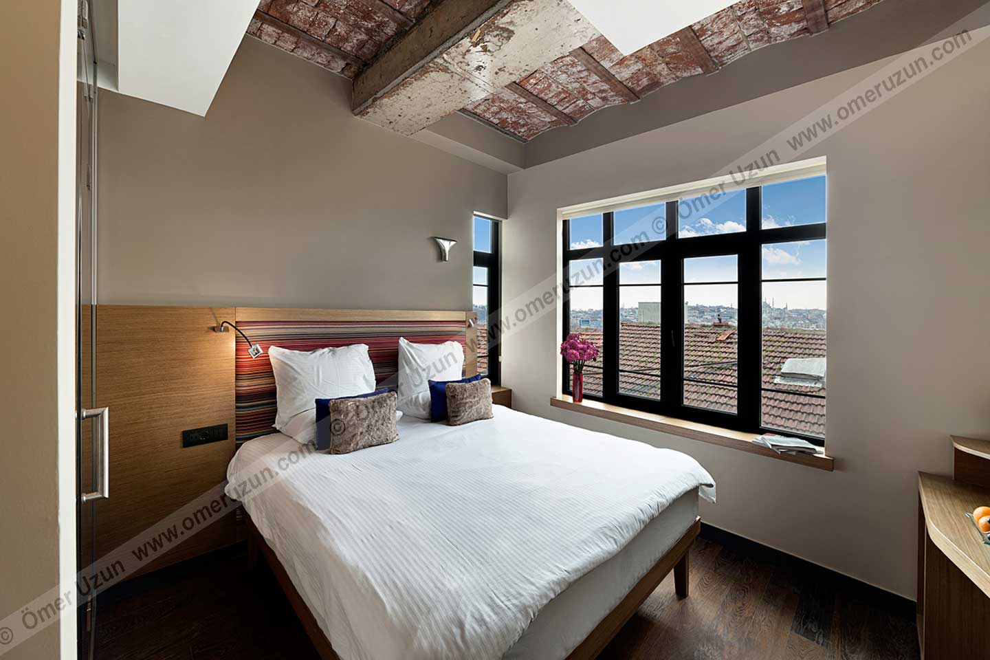 Hotel Bankerhan Bedroom with City View