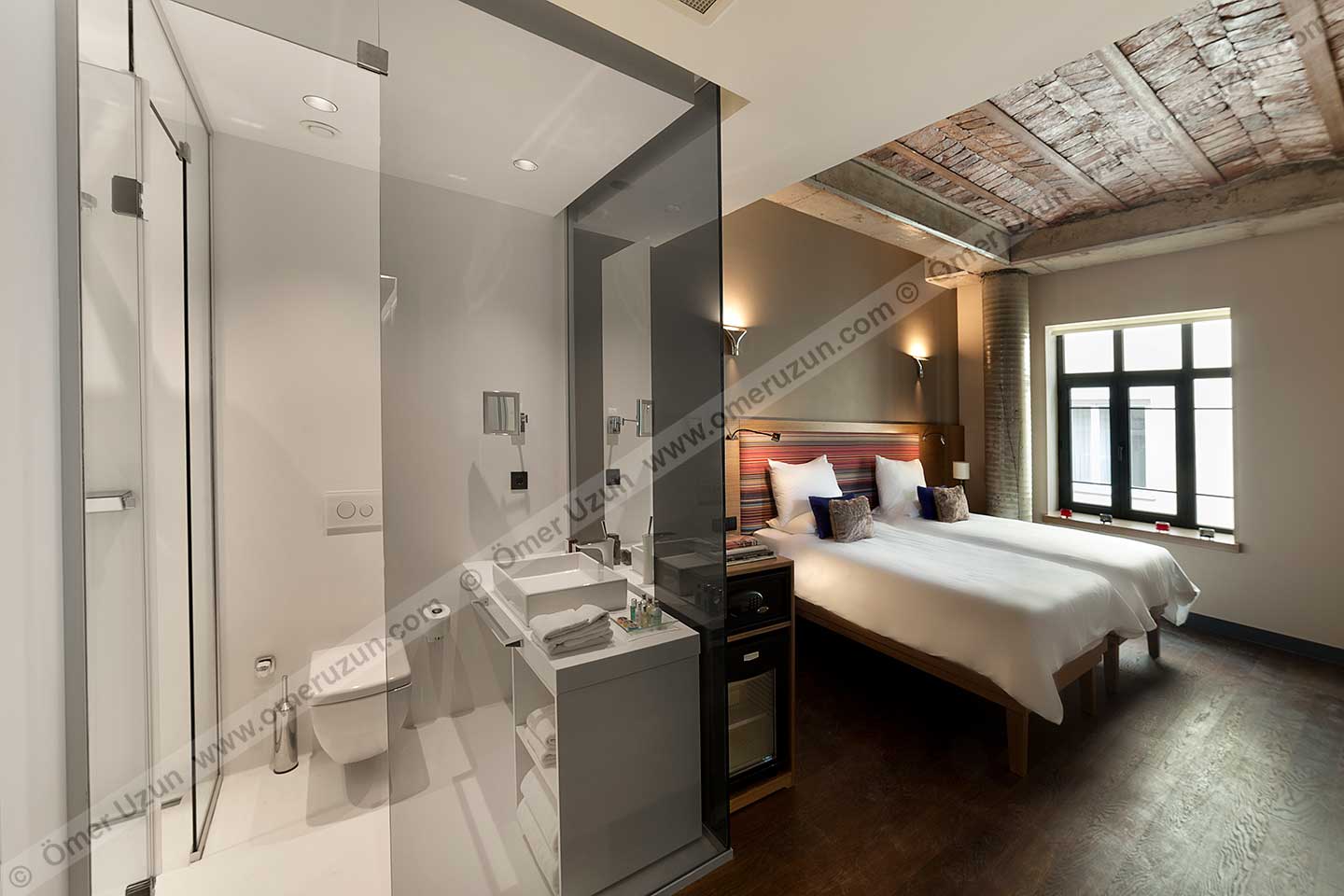 Hotel Bankerhan Bedroom with 2 Single Beds with Bathroom View