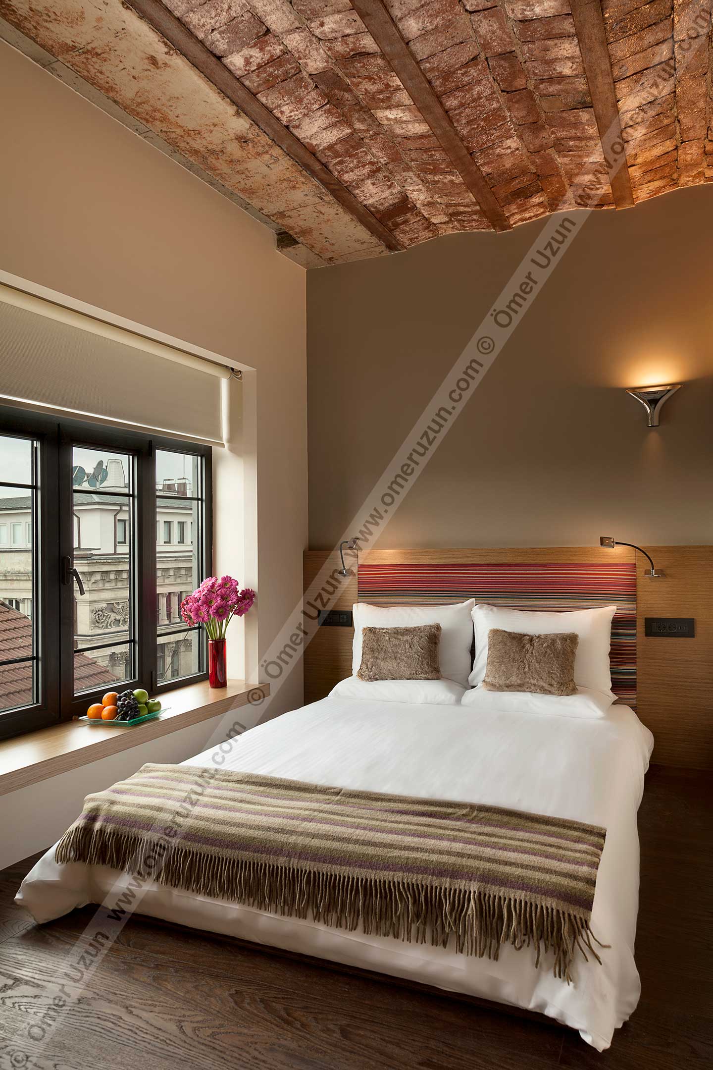 Hotel Bankerhan Bedroom with Double Bed with Fruit Plate Detail