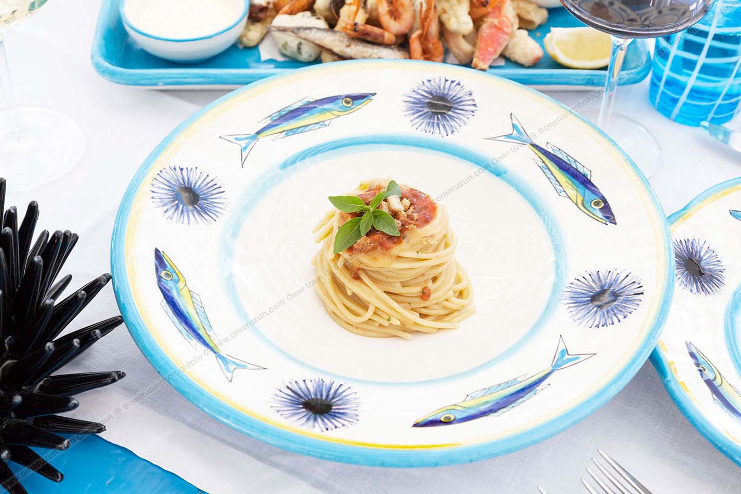 tabak üzerinde spagetti sunumu