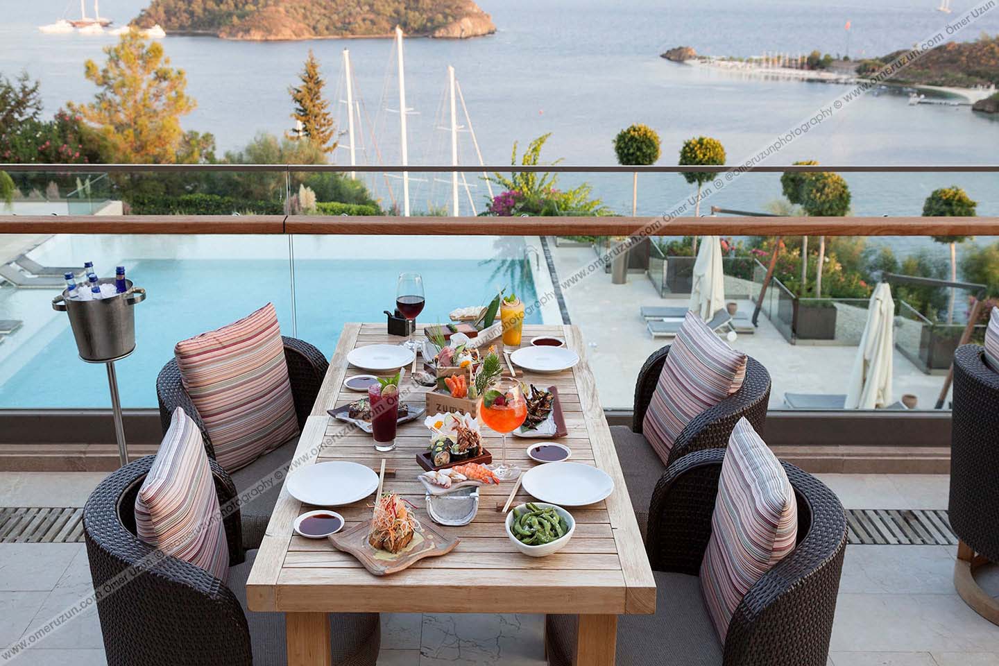 deniz manzaralı yemek masası fotoğrafı