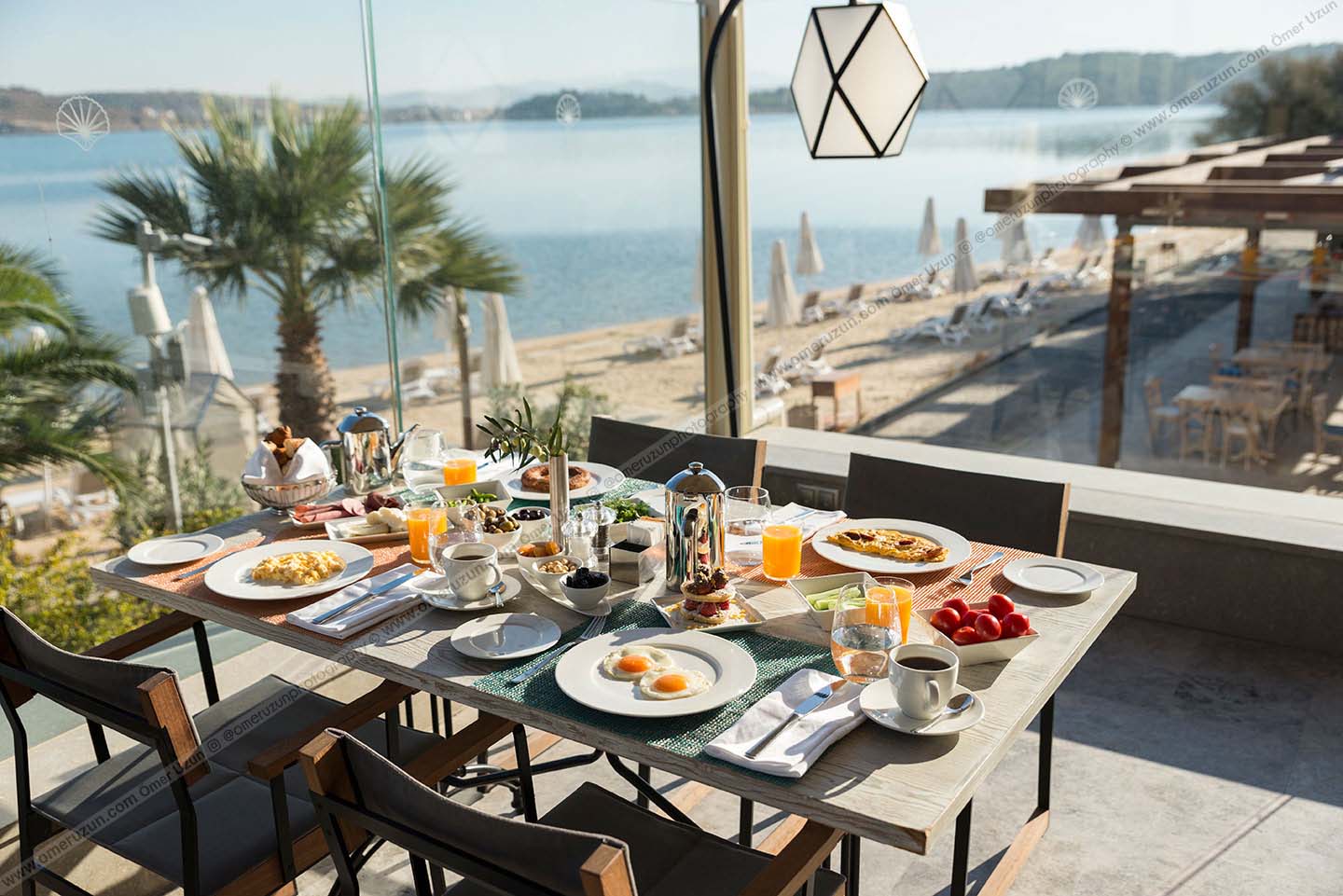 deniz manzaralı kahvaltı masası fotoğrafı