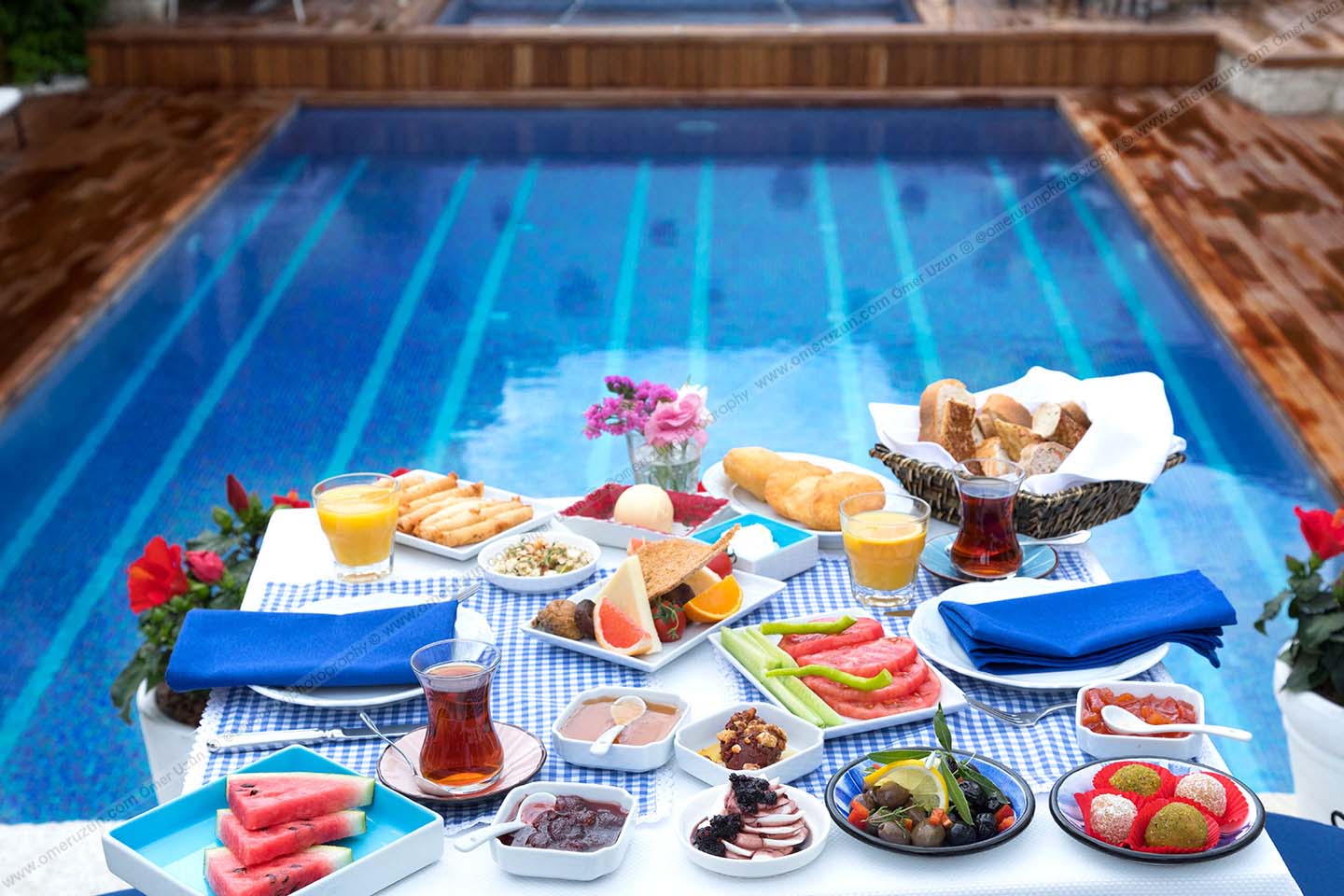 havuz manzaralı kahvaltı masası fotoğrafı