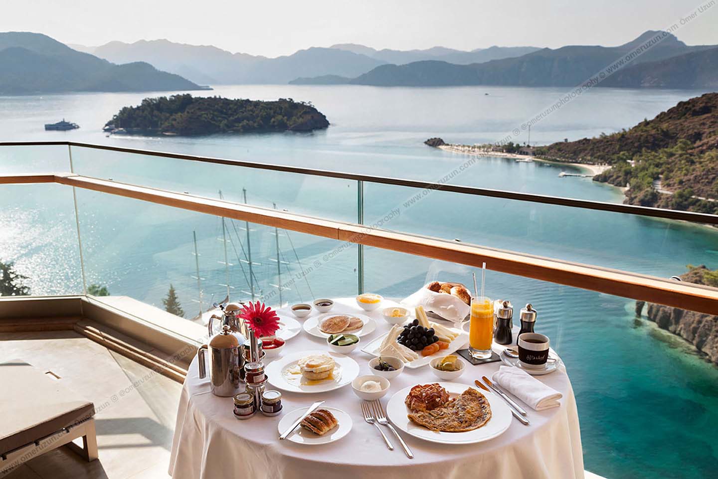 deniz manzaralı yemek masası